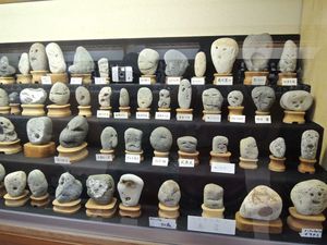 Японский музей камней с человеческим лицом
