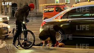 Попал под колёса велосипедиста: Лайф публикует видео с места ДТП с Даней Милохиным