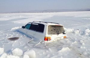 Видео: Самые забавные моменты на льду во время зимней рыбалки