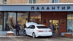 Водитель врезался в витрину магазина в центре Москвы