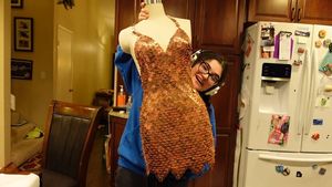 Безумно творческая девчонка сделала роскошное вечернее платье из более чем 2500 монеток
