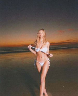Фотосессия Sydney Sweeney (Bikini Photoshoot, февраль 2022)