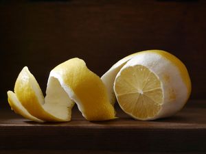 Как можно использовать лимонную кожуру: эффективные способы