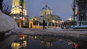 «Желтый» уровень погодной опасности объявили в Москве и области из-за ветра