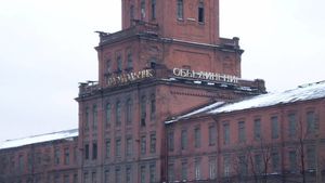 Фасад здания бывшего завода «Красный треугольник» обрушился в Петербурге