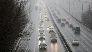 Дептранс предупредил водителей о ветре и дожде 18 февраля