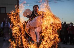 Фото дня: прыжки через огонь во время фестиваля