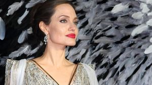 Брэд Питт подал в суд на Анджелину Джоли за продажу части бизнеса россиянину