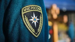 МЧС: границу России пересекли более 53 тысяч беженцев из Донбасса