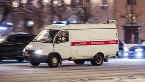 Девушку, кидавшую посудой в соперницу, госпитализировали в центре Москвы