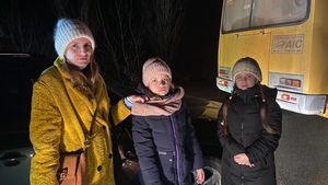 Выстоим и победим: как жителей ДНР эвакуируют в Россию