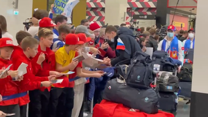 Появилось видео встречи российских олимпийцев в аэропорту Шереметьево