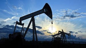 Цена нефти Brent поднялась выше 97 долларов впервые с сентября 2014 года