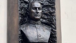 Мемориальную доску Герою Советского Союза Акулишнину открыли в в СЗАО столицы