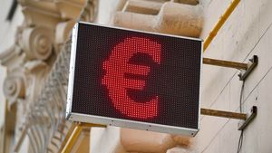 Евро поднялся выше 91 рубля впервые с апреля 2021 года