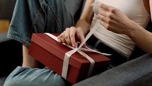 Эксперт по этикету назвала лучшие подарки мужчинам-коллегам на 23 Февраля