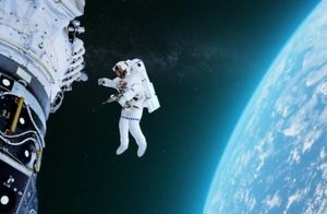 Видео: Смогут ли космонавты попасть на корабль, если тросы порвутся в открытом космосе
