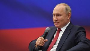 Путин поздравил российских граждан с Днем защитника Отечества