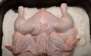 Курица на соли. Одна пачка на противне делает привычное мясо вдвое сочнее и добавляет хрустящую корочку