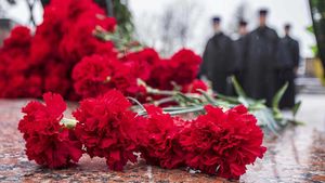 Молодежь Москвы возложила цветы к памятнику Александру Суворову в День защитника Отечества