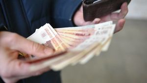 Экономист посоветовал отложить операции с валютой до 1 марта