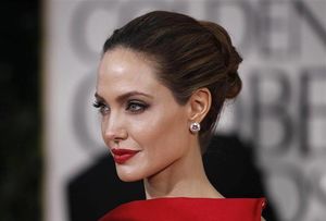 Анджелина Джоли показала фото невероятно похожей на нее дочери