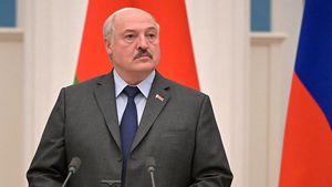 Лукашенко проводит телефонные переговоры с Макроном