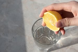 Вода с лимоном: как ее правильно употреблять