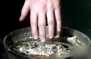 Видео: Окунуть руку в свинец и не обжечься — мифы, которые оказались правдой