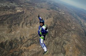 Видео: Прыжок с высоты 7600 метров без парашюта и другие внушительные рекорды