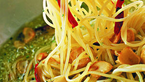 Спагетти с чесноком, оливковым маслом и острым перцем: пошаговый рецепт