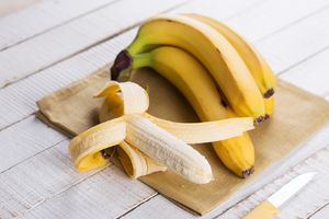 Как хранить бананы свежими: хитрость со скотчем
