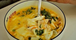 Невероятно вкусный болгарский суп с курицей «Пилешка супа», которые покупают все туристы
