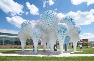 Столпы мечтаний: как появилась облачная инсталляция из 3564 деталей