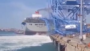 Видео: Как корабли врезаются в мосты и другие инциденты на воде, снятые на камеру