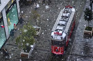 Фото дня: Стамбул во время снегопада