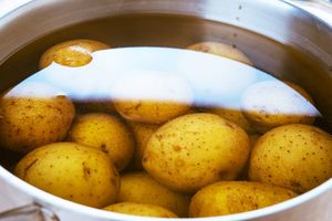Как вкусно сварить картошку в мундире