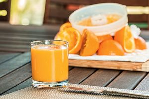 Как изготовить бытовой сок: 4 литра из 2 апельсинов