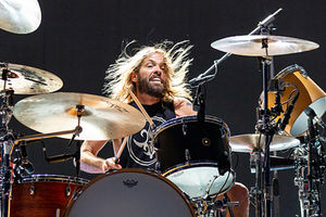 Названа причина смерти барабанщика Foo Fighters Тэйлора Хокинса