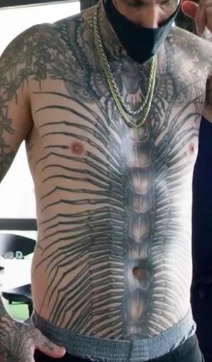 Известный продюсер набил 864 татуировки, из-за боязни насекомых