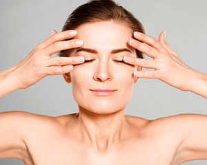 Массаж вокруг глаз: не пожалейте 5 минут ради упругой кожи