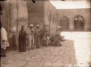 1931. Моление в пятницу в соборной мечети медресе Тилля Кари на Регистане в старом городе