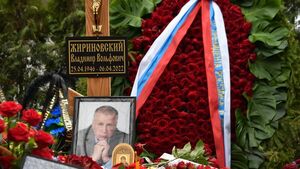 Не появившийся на похоронах сын Жириновского приехал на могилу отца