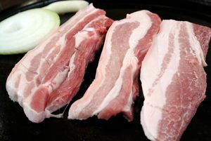 Некоторые хозяйки сомневаются, нужно ли ополаскивать мясо перед тем, как жарить стейк