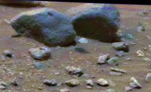 На фото с Марса рассмотрели висящий в воздухе камень