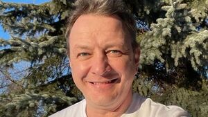 «Не зарабатываю столько, чтобы вкладывать в квартиры»: Марат Башаров пожаловался на нехватку денег
