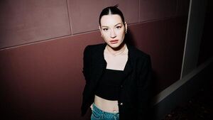 Диета не помогла: Ида Галич засветила выпирающий живот на премьере