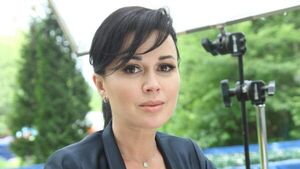 Не прячет лицо: замученную болезнью Заворотнюк засекли камеры