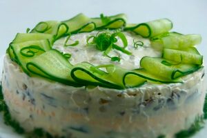 На летние застолья готовлю изысканный салат «Мадемуазель», украшаю свежими огурчиками