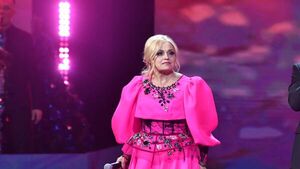 Смело для ее возраста: 63-летняя Кадышева в ярком пиджаке покрасовалась на фоне роз